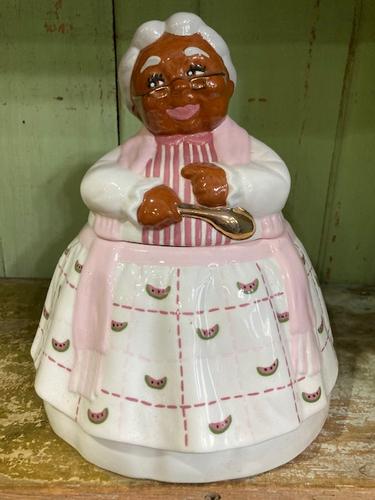 CAROL GIFFORD MAMMY COOKIE JAR 24 KARAT GOLD TRIM BLACK: Title: CAROL GIFFORD MAMMY COOKIE JAR 24 KARAT GOLD TRIM BLACK AMERICANA PINK Provenance/Additional Info: A BEAUTIFUL EXAMPLE OF CAROL GIFFORD'S CHARMING HIGHLY COLLECTABLE JARS. Materials: CERAMIC Di