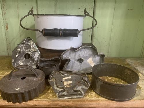 PRIMITIVE TIN COOKIE CUTTERS IN ENAMEL PAIL W BALE (1 of 5)