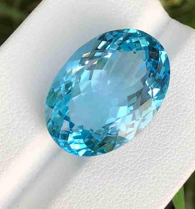 25 Carats Natural Swiss Blu Topaz Oval Cut ~ 22x15x10: Title: 25 Carats Natural Swiss Blu Topaz Oval Cut ~ 22x15x10 MM Gemstones: Topaz Carat Weights: 25 Carats Size/Dimensions: 22x15x10 MM Additional Information: Natural Reserve: $120.00 Shipping: Domes