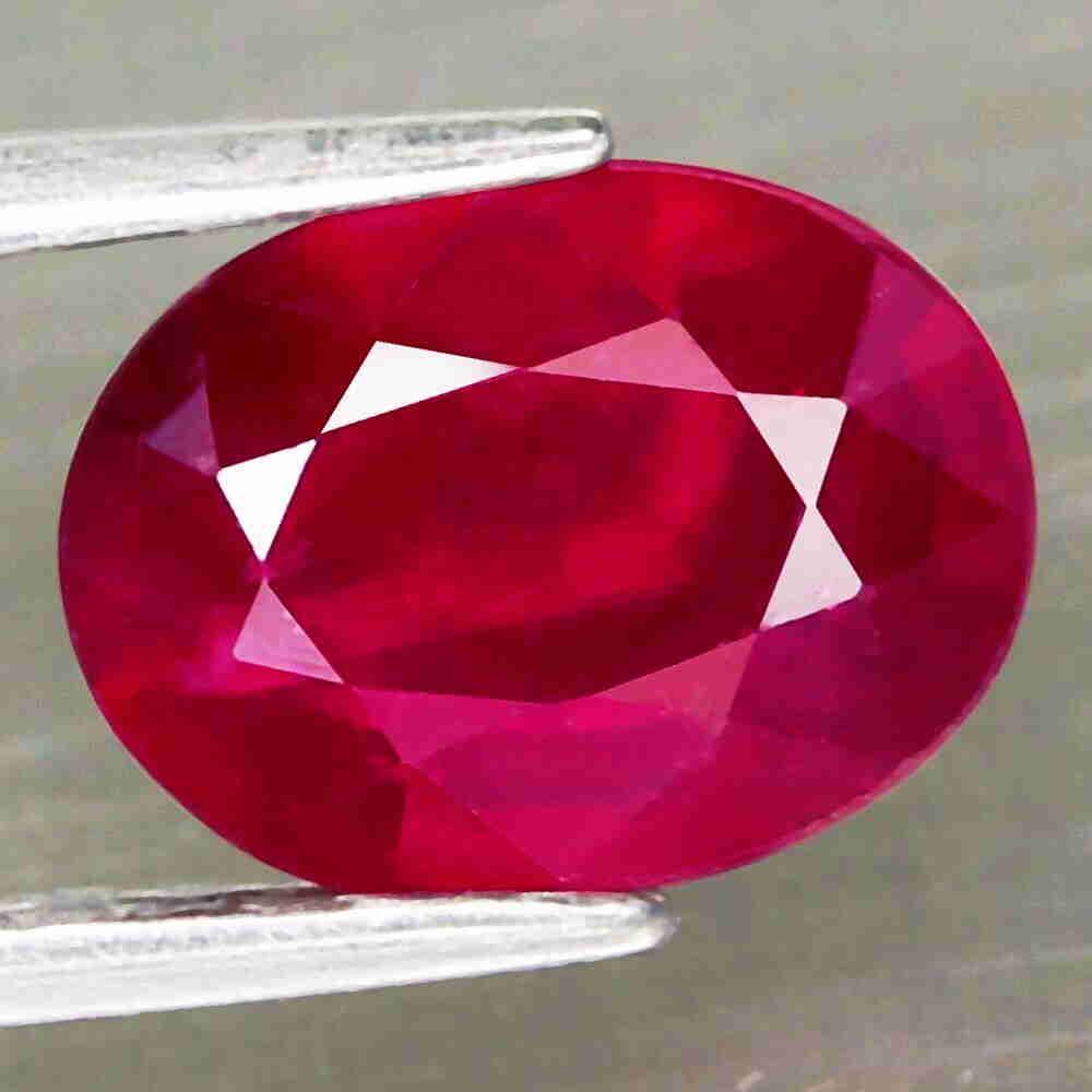 2,08 cts Natural Oval Blood Red Ruby (1 of 3)