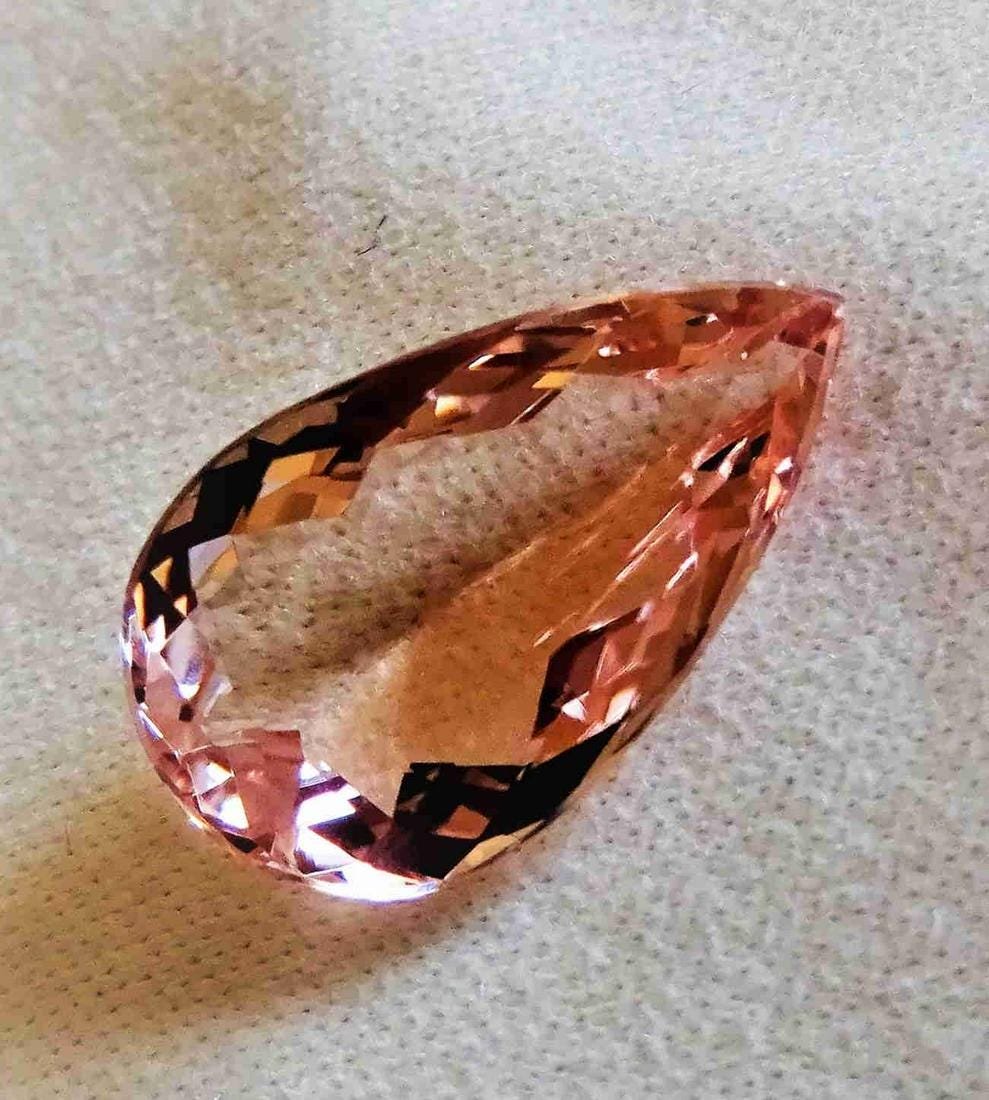 Morganite Certified - 3.68 ct: Title: Morganite Certified - 3.68 ct Metal Purity: Natural, Certified Gemstones: Morganite Carat Weights: 3.68 ct Size/Dimensions: 14.71 x 8.68 x 4.89 mm Additional Information: Natural certified fact