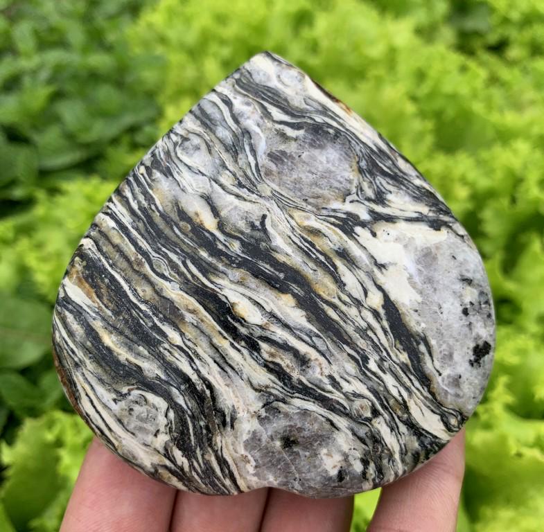 LOT NO R6012: Title: 281 Gram Top Quality Hand Made Zebra Jasper Heart Treatment: Natural Weight: 281 Gram Size/Dimensions: 84x82x31 mm Origin: Pakistan Reserve: $30.00 Shipping: Domestic: Flat-rate of $15.00 to an