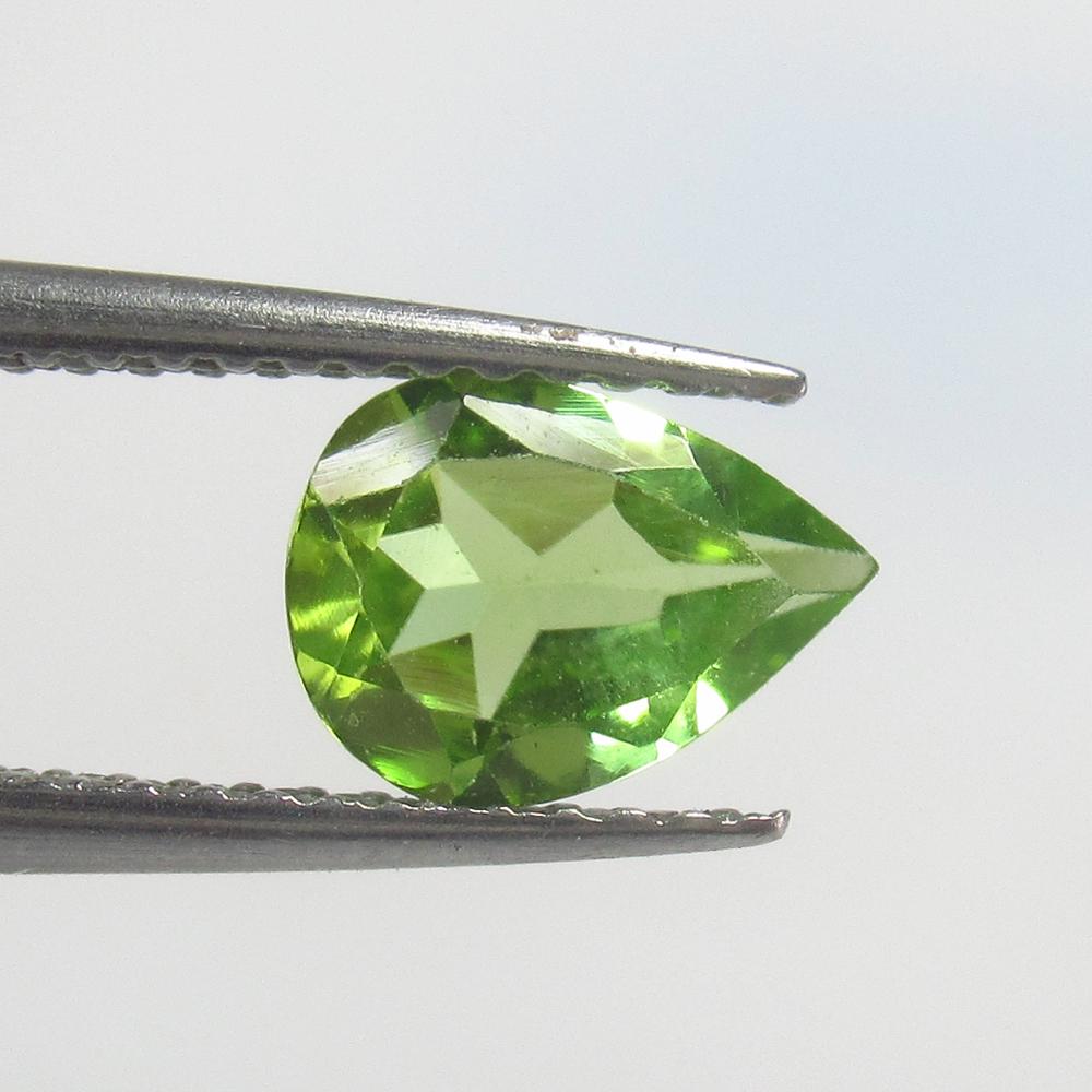 0.96 Ct Natural Pakistan Peridot Pear Cut: No Reserve! Title: 0.96 Ct Natural Pakistan Peridot Pear Cut Stone Clarity: VVS Gemstone: Natural Peridot Carat Weight: 0.96 Size/Dimensions: 8.00 x 6.00 x 3.30 mm Additional Information: Top Class Lu