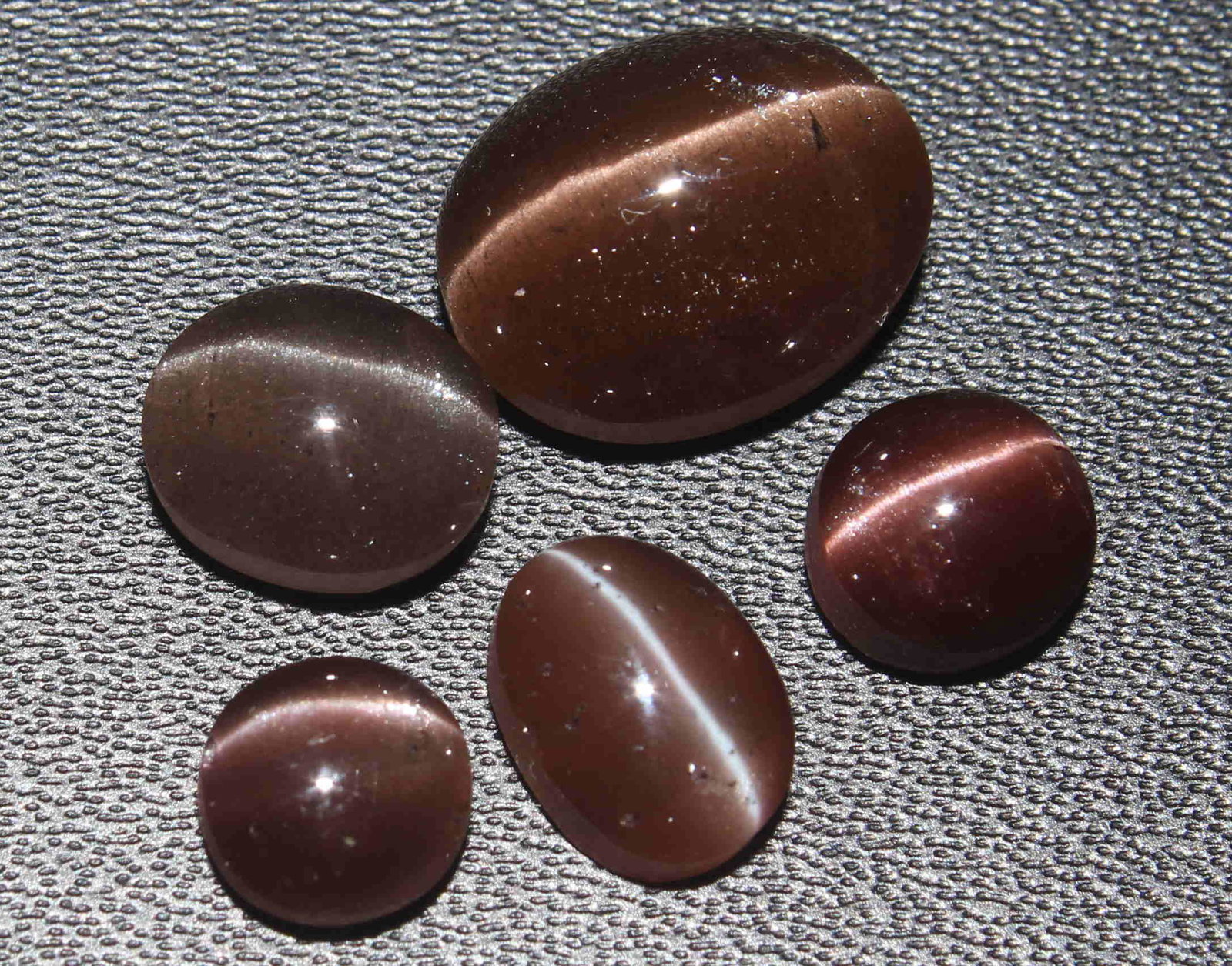 13.55 Cts Natural Scapolite Cat's-Eye Lot: No Reserve! Title: 13.55 Cts Natural Scapolite Cat's-Eye Lot Description: Gemstone : Natural Scapolite Variety: Cat's-Eye Scapolite Origin: Madagascar Weight: 13.55 Carats Dimensions: 12x9.6x7.2 mm - 