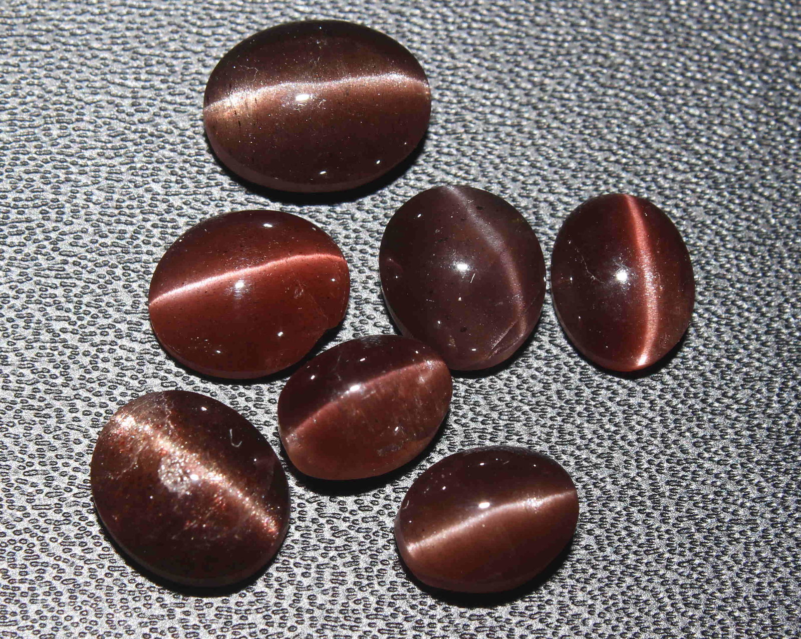 12.45 Cts Natural Scapolite Cat's-Eye Lot: No Reserve! Title: 12.45 Cts Natural Scapolite Cat's-Eye Lot Description: Gemstone : Natural Scapolite Variety: Cat's-Eye Scapolite Origin: Madagascar Weight: 12.45 Carats Dimensions: 9.5x7.1x4.2 mm -