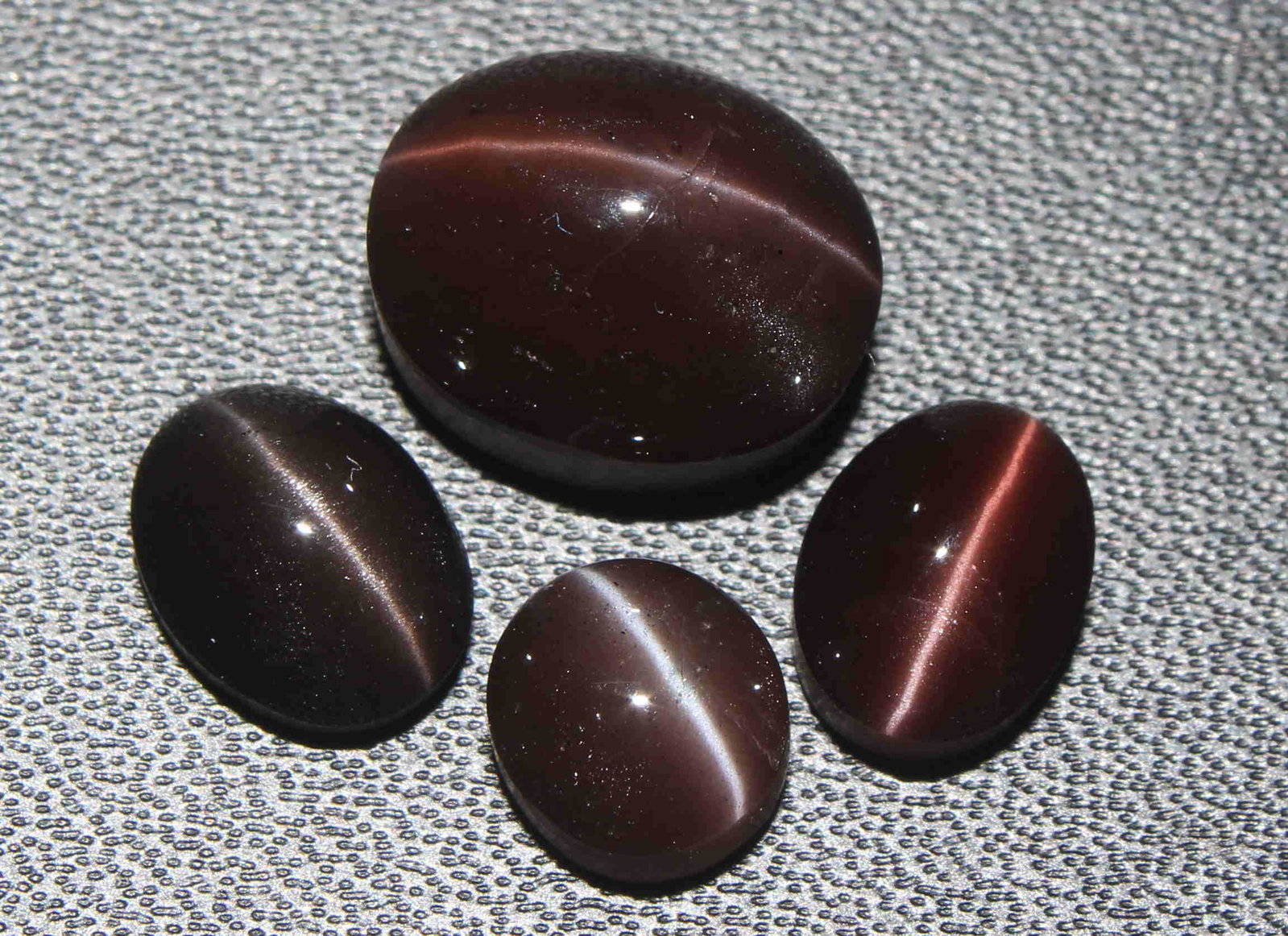 14.43 Cts Natural Scapolite Cat's-Eye Lot: No Reserve! Title: 14.43 Cts Natural Scapolite Cat's-Eye Lot Description: Gemstone : Natural Scapolite Variety: Cat's-Eye Scapolite Origin: Madagascar Weight: 14.43 Carats Dimensions: 11.8x9.8x8.5 mm 