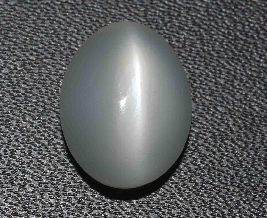 6.18 Cts Natural Moonstone Cat's Eye: No Reserve! Title: 6.18 Cts Natural Moonstone Cat's Eye Description: Gemstone : Natural Moonstone Cat's Eye Shape : Oval Cabochon Weight : 6.18 Carats Measurements : 14x10.7x6.3 mm Color : White Trans