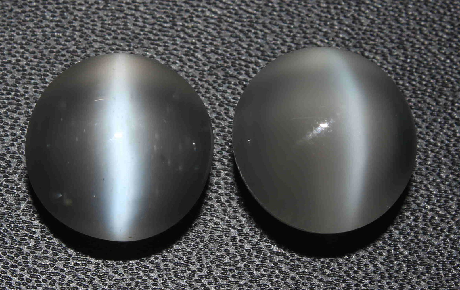 18.42 Cts Natural Moonstone Lot: No Reserve! Title: 18.42 Cts Natural Moonstone Lot Description: Gemstone : Natural Moonstone Cat's Eye Shape : Round Cabochon Weight : 18.42 Carats Measurements : 12-12 mm [calibrated] Number of Stone