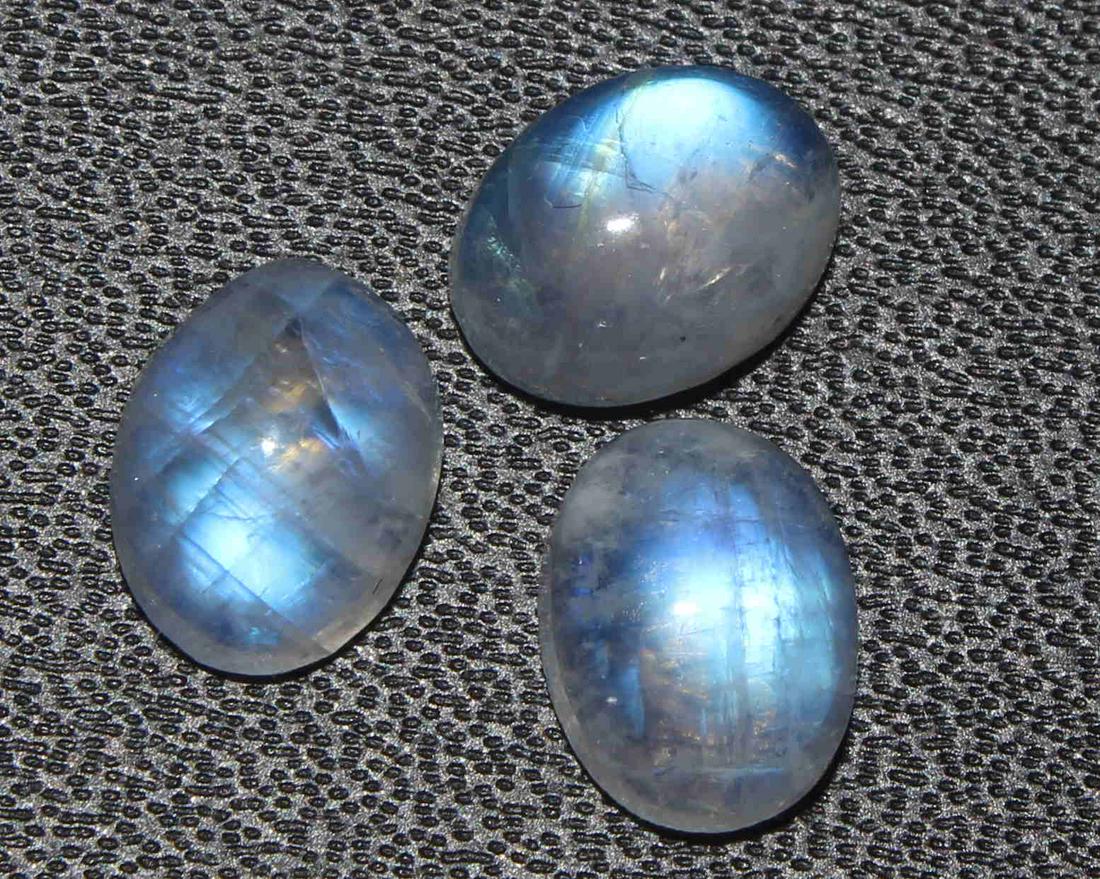 4.46 Cts Natural Rainbow Moonstone Lot: No Reserve! Title: 4.46 Cts Natural Rainbow Moonstone Lot Description: Gemstone: Natural Rainbow Moonstone Origin: Africa Weight: 4.46 Carats Measurements: 8x6 mm [calibrated] Number of stone : 3 Shap
