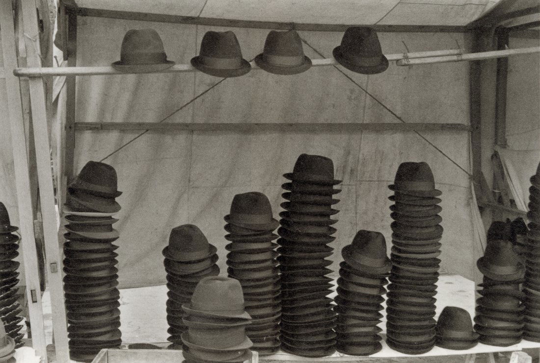 MANUEL ALVAREZ BRAVO - Sombreros, Ecuador, 1984 (1 of 1)