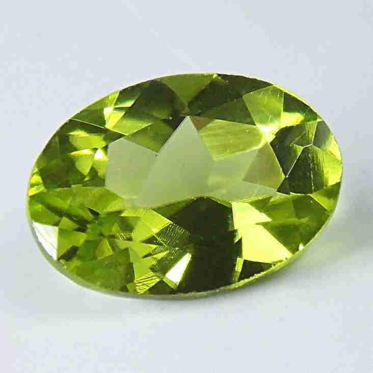 Natural Luminous Green Peridot Untreated: Title: Natural Luminous Green Peridot Untreated Gemstones: Peridot Carat Weights: 1,25 Size/Dimensions: 7.8 x 5.9 x 3.4 mm Additional Information: Transparency: Eye clean. Origin: Thailand. Natural pe