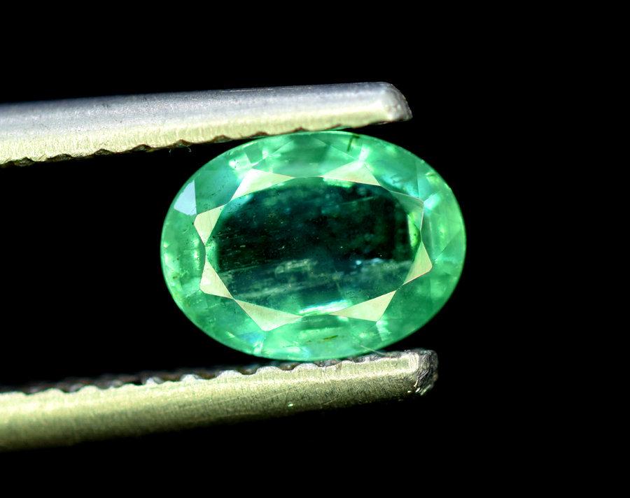 Emerald, 1.30 Carats Oval Cut Natural Zambian Emerald (1 of 4)