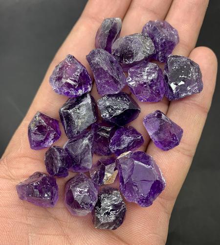 40 Gram Top Quality Rough Amethyst Crystal: Title: 40 Gram Top Quality Rough Amethyst Crystal Treatment: Natural Weight: 40 Gram Origin: Pakistan Reserve: $40.00 Shipping: Domestic: Flat-rate of $15.00 to anywhere within the contiguous U.S. Int