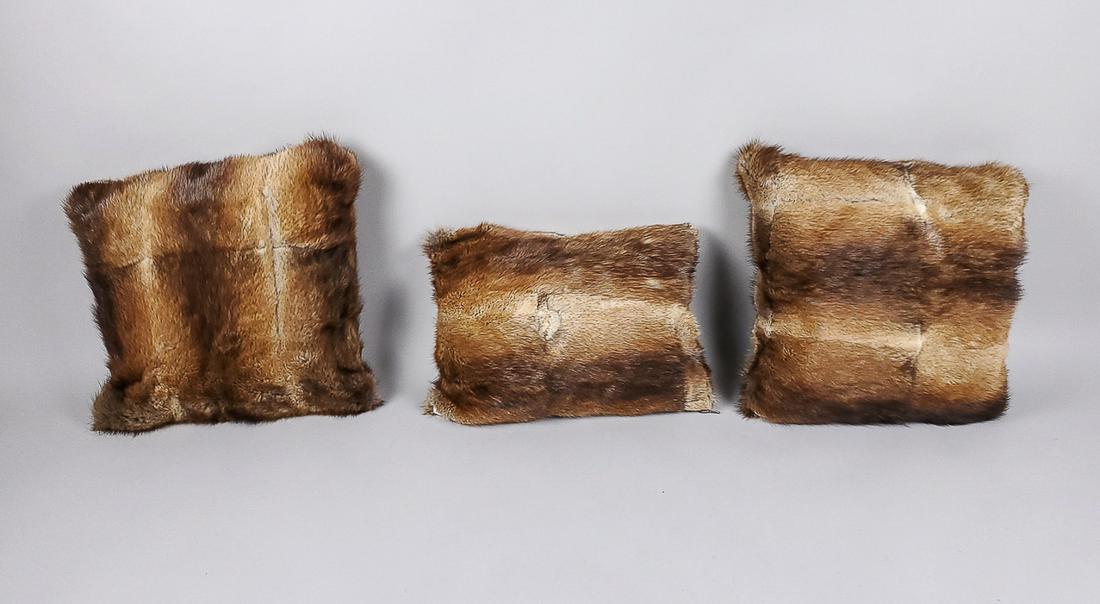 Set Of 3 Muskrat Fur Pillows: Title: Set Of 3 Muskrat Fur Pillows Dimension: Pillow size: 40x28cm/15.74x11.02in;38x38cm/14.96x14.96in;36x36cm/14.17x14.17in; pillows repurposed from vintage fur coats, perfect for house decoration o