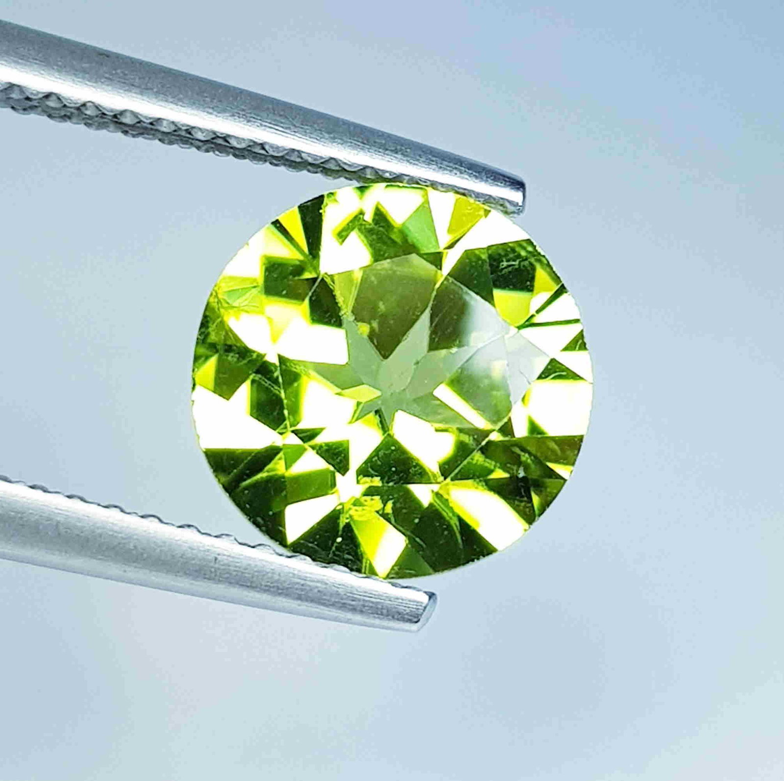 Natural Peridot Round Cut 2.67 ct: No Reserve! Title: Natural Peridot Round Cut 2.67 ct Color/Clarity: VVS Gemstones: Loosegemstone Carat Weights: 2.67 Size/Dimensions: 9.04 x 9.00 x 5.00 Additional Information: Round - Pakistan Shippi