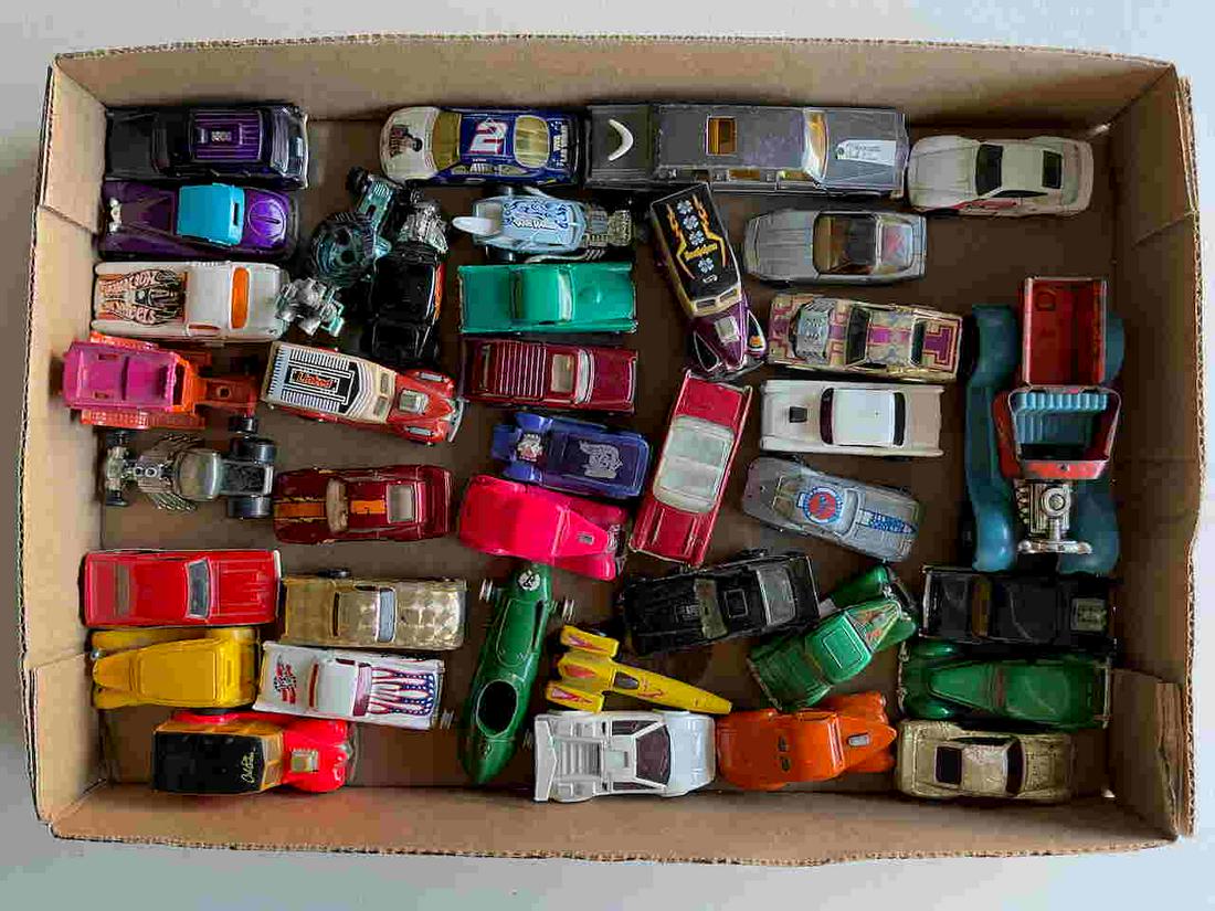 A SET OF VINTAGE HOT WHEELS AND OTHER CARS: A SET OF VINTAGE HOT WHEELS AND OTHER CARS Reserve: $5.00 Shipping: Domestic: Flat-rate of $15.00 to anywhere within the contiguous U.S. International: Foreign shipping rates are determined by destina