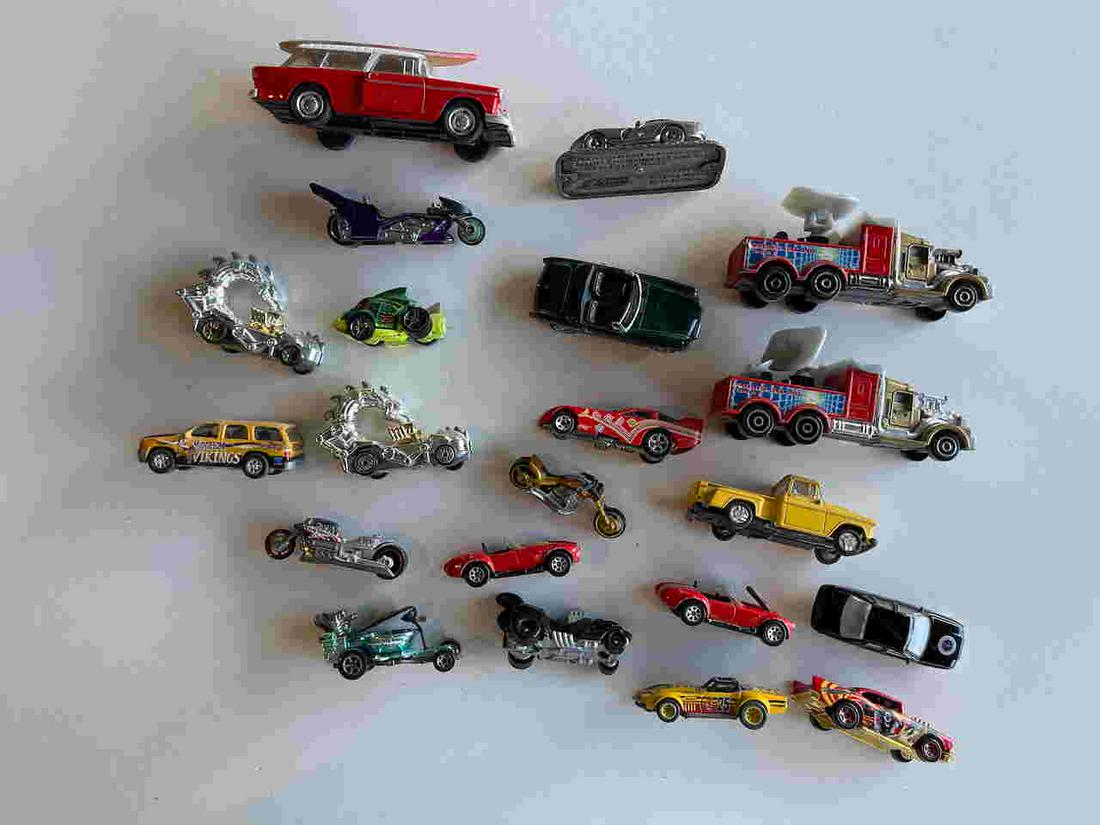 A SET OF VINTAGE HOT WHEELS CARS AND MOTORCYCLES (1 of 1)