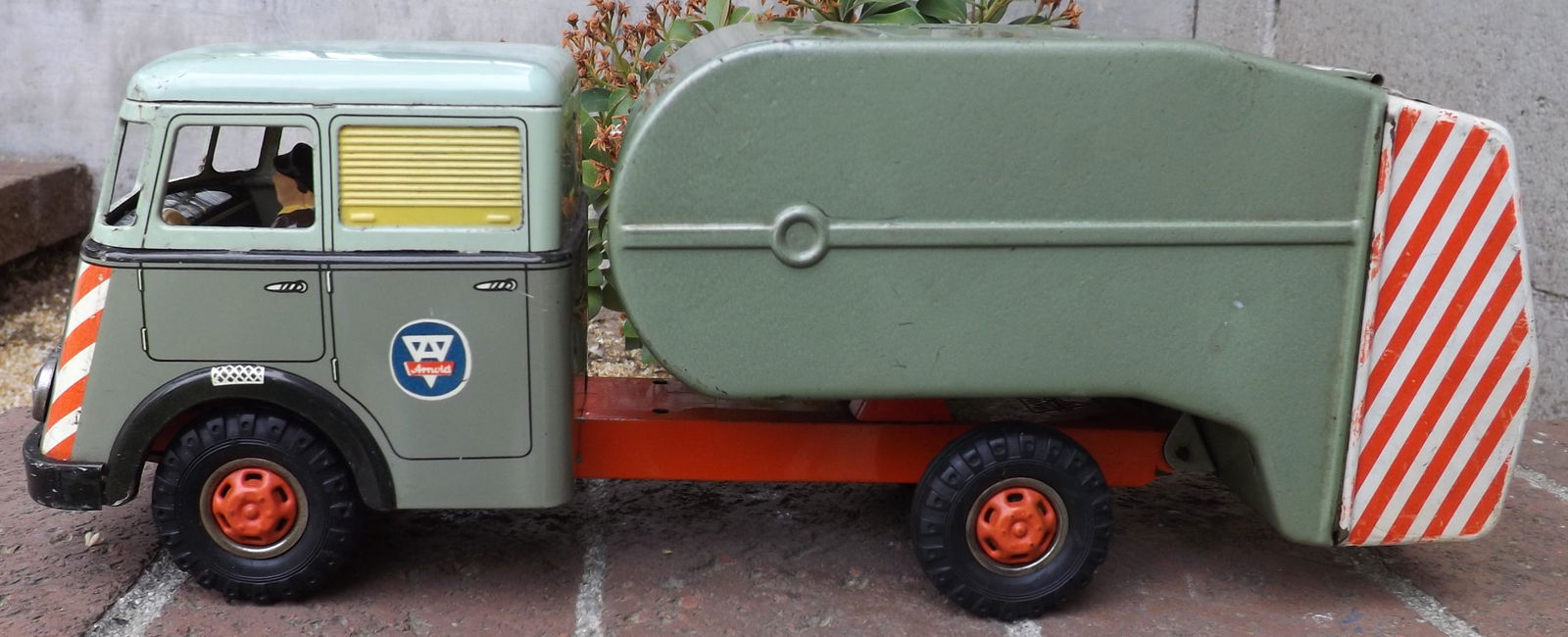 Arnold Dump Truck (made in Germany) friction, c6. (1 of 8)