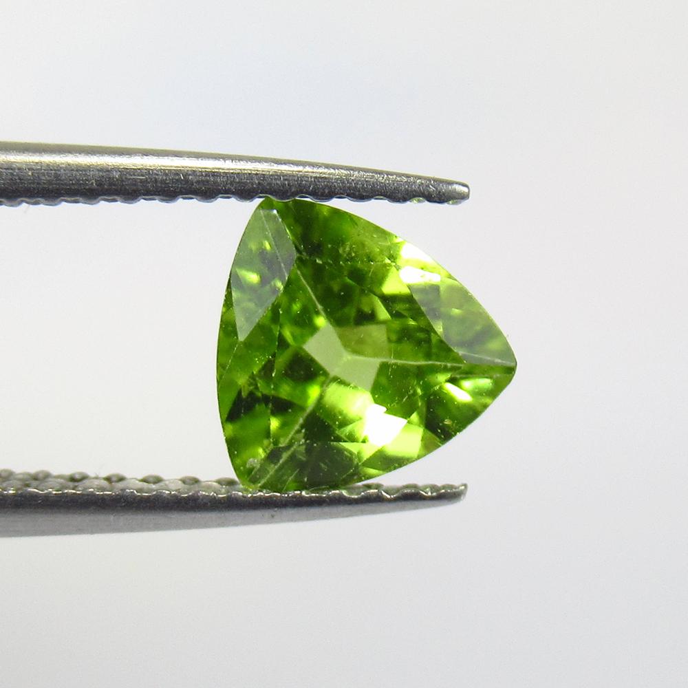 1.00 Ct Natural Peridot Trillion Cut: No Reserve! Title: 1.00 Ct Natural Peridot Trillion Cut Stone Clarity: VVS Gemstone: Natural Peridot Carat Weight: 1 Dimensions: 6.90 x 6.70 x 3.50 mm Additional Information: Top Class Luster / Excell