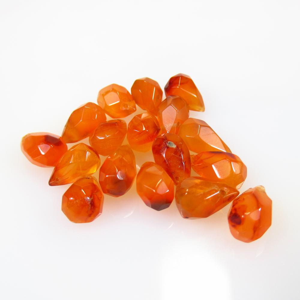 26.81 Ct Natural 17 Orange Carnelian Pear Beads: No Reserve! Title: 26.81 Ct Natural 17 Orange Carnelian Pear Beads Stone Clarity: Semi-Transparent Gemstone: Natural Carnelian Beads Carat Weight: 26.81 Dimensions: 7.0x5.3 to 10.0x5.2 mm / 17 PC's Ad
