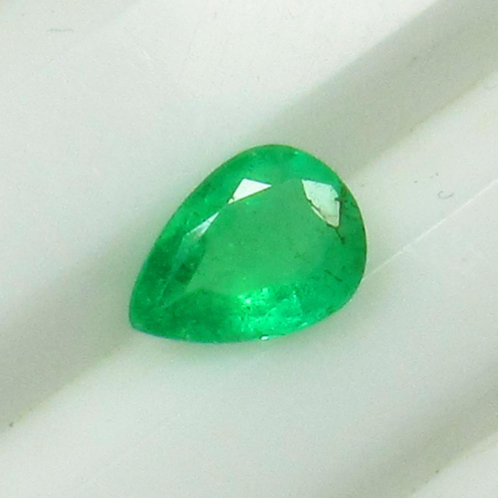 0.60 Ct Natural Colombian Emerald Pear Cut (1 of 2)