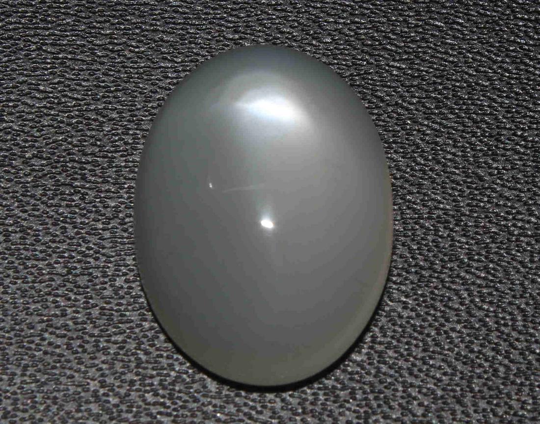 10.97 Cts Natural Moonstone: No Reserve! Title: 10.97 Cts Natural Moonstone Additional Information: Gemstone : Natural Moonstone Shape : Oval Cabochon Weight : 10.97 Carats Measurements : 15.4x13x6.7 mm Color : White Transparency