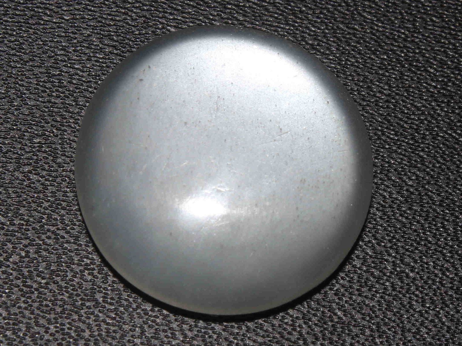 14.04 Cts Natural Moonstone: No Reserve! Title: 14.04 Cts Natural Moonstone Additional Information: Gemstone : Natural Moonstone Shape : Round Cabochon Weight : 14.04 Carats Measurements : 19.3-19.3x4.8 mm Color : White Transpare