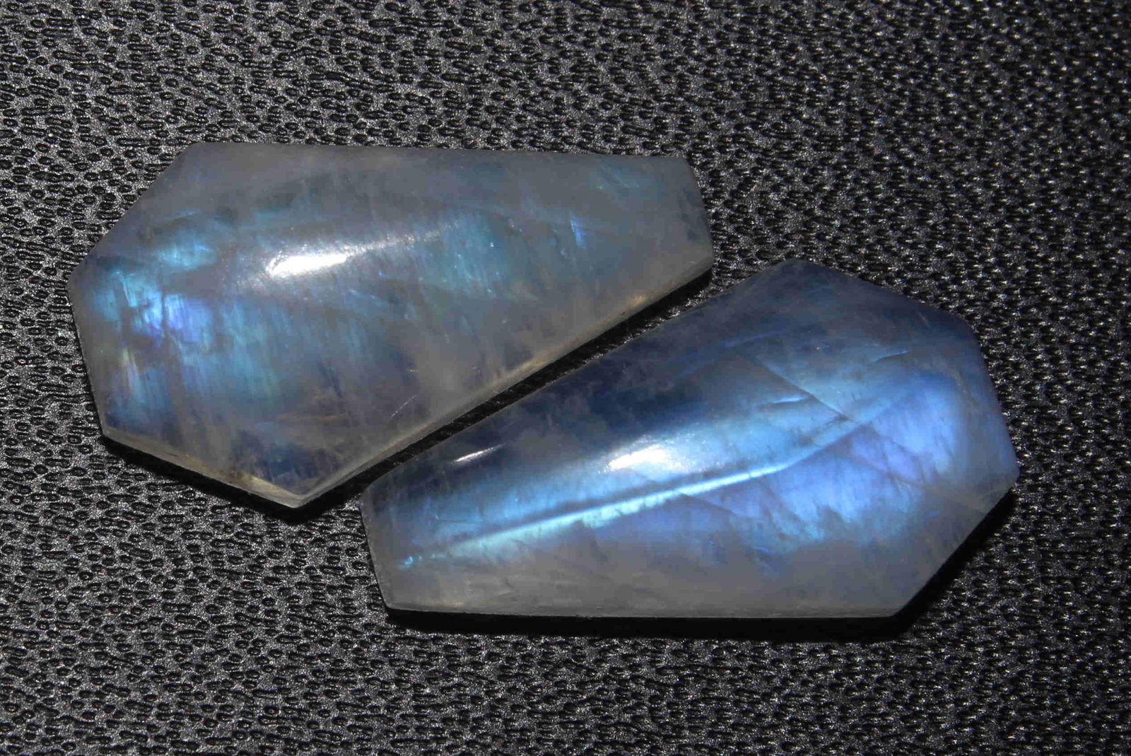 11.87 Cts Natural Rainbow Moonstone Lot: No Reserve! Title: 11.87 Cts Natural Rainbow Moonstone Lot Additional Information: Gemstone: Natural Rainbow Moonstone Origin: Africa Weight: 11.87 Carats Measurements: 17x10 mm [calibrated] Number of