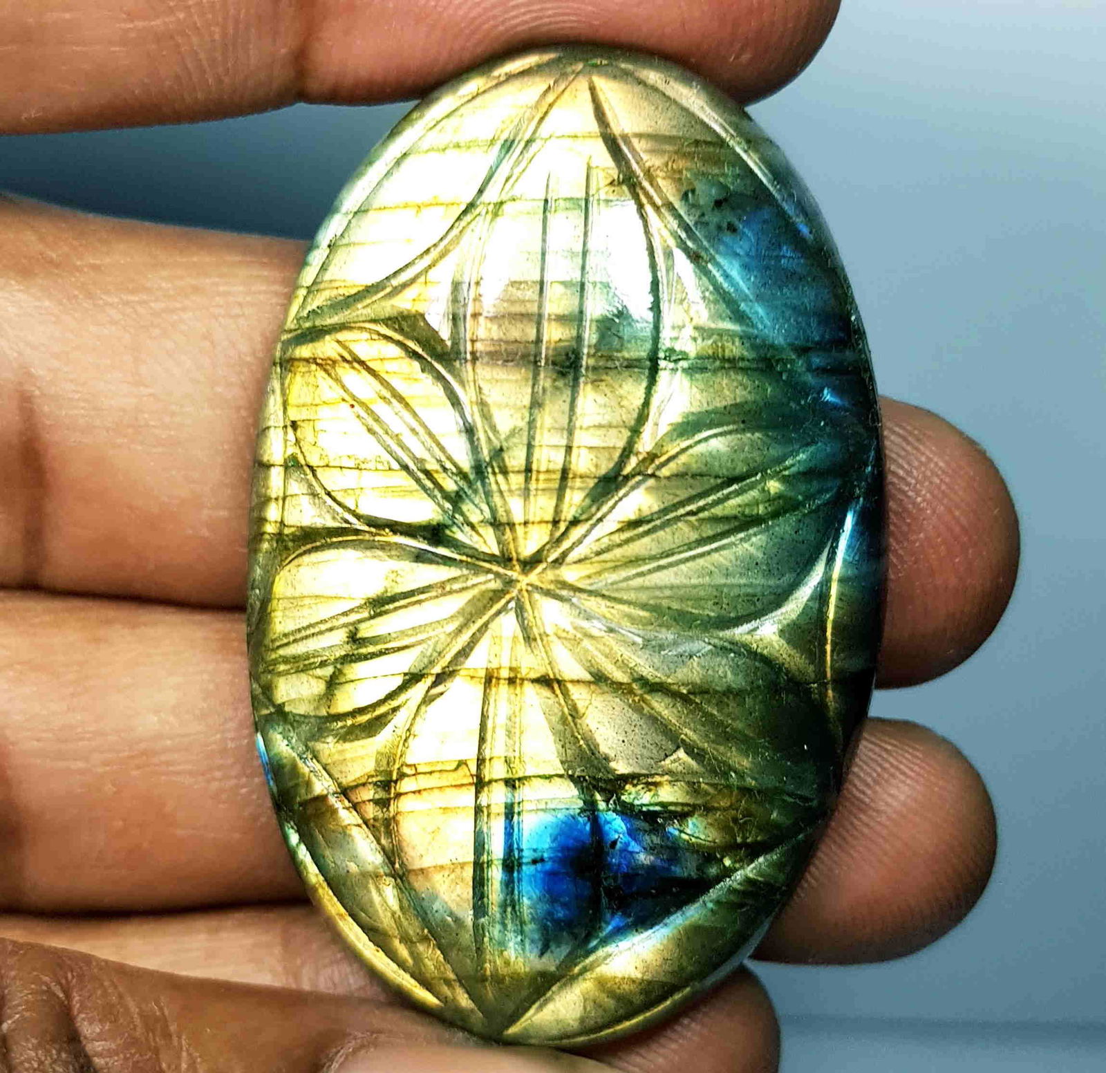 98.75 Ct Natural Labradorite Oval Designer cut: No Reserve! Title: 98.75 Ct Natural Labradorite Oval Designer cut Color/Clarity: Opaque Gemstones: LooseGemstone Carat Weights: 98.75 Size/Dimensions: 51.10 x 34.70 x 9.50 Additional Information: Oval