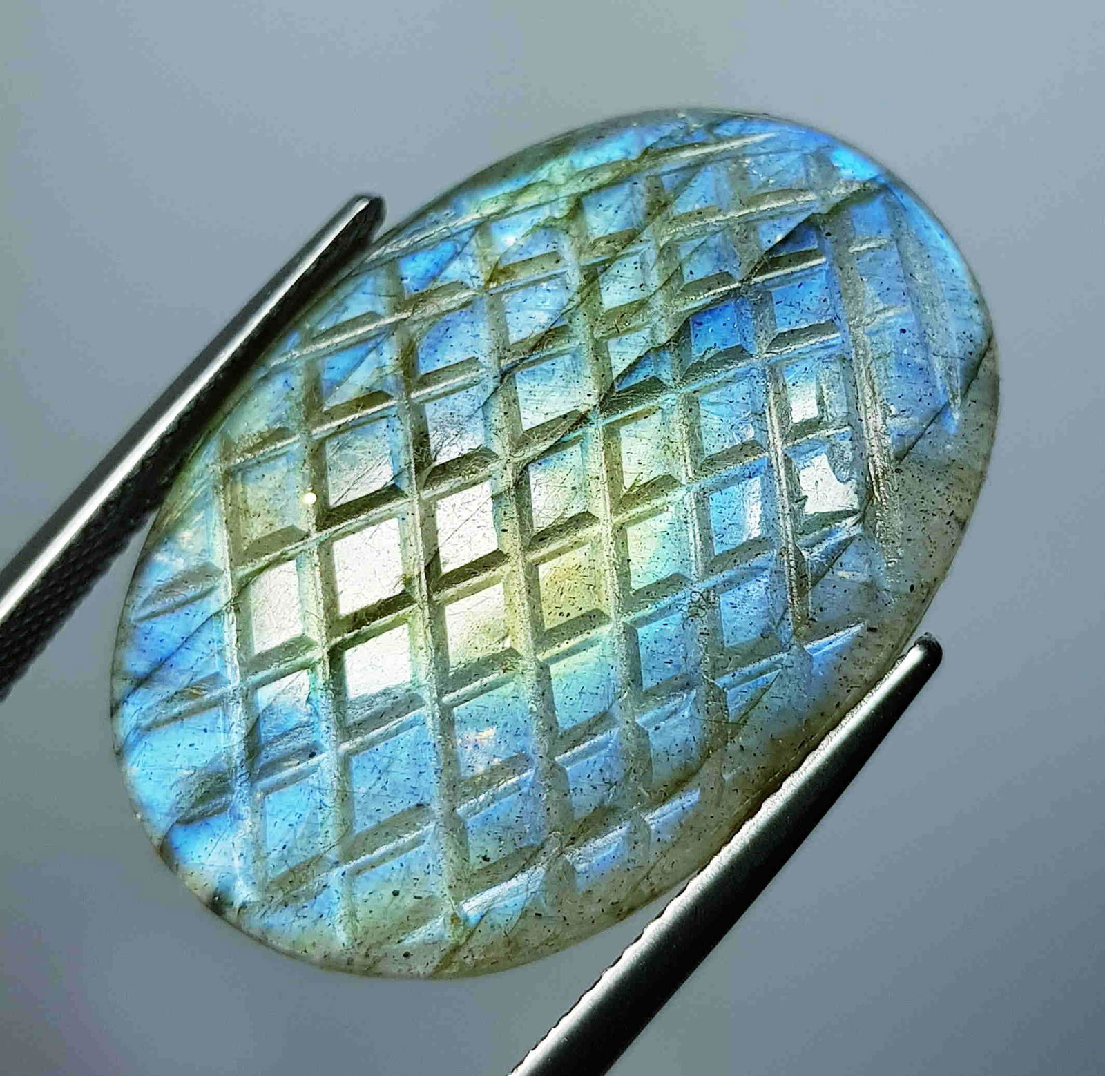 24.00 Ct Natural Labradorite Oval Designer cut: No Reserve! Title: 24.00 Ct Natural Labradorite Oval Designer cut Color/Clarity: Opaque Gemstones: LooseGemstone Carat Weights: 24 Size/Dimensions: 30.30 x 20.75 x 4.60 Additional Information: Oval -