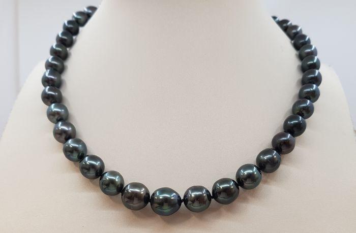 8x11.5mm Shimmering Peacock Tahitian pearls - 925: Title: 8x11.5mm Shimmering Peacock Tahitian pearls - 925 Silver - Necklace Description: A nice pearl necklace, made with oval Tahitian pearls, and completed with a an elegant clasp in solid silver. Ta