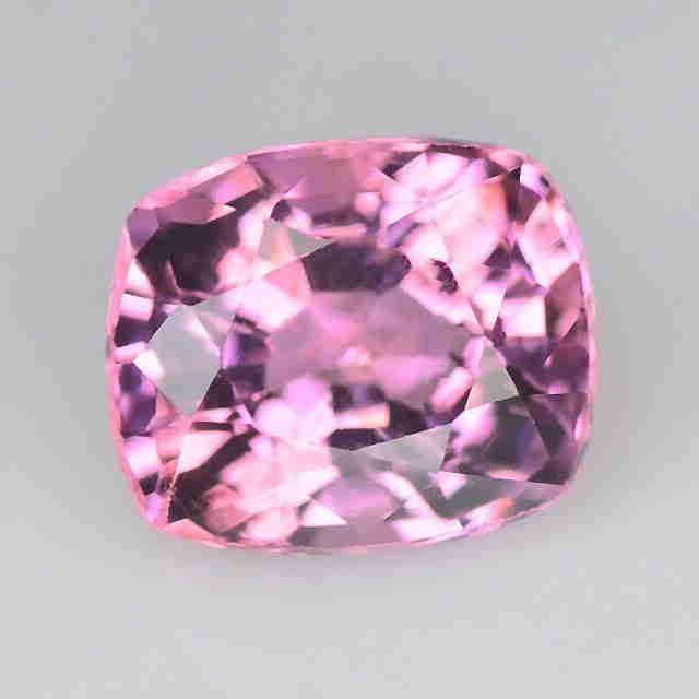 Spinel Natural Antique Facet Titanium Pink Mokok: Title:Spinel Natural Antique Facet Titanium Pink Mokok Myanmar Gemstones: Spinel Carat Weights: 0,60 Size/Diminsions:5,1 x 4,8 x 2,7 mm Additional Information:Transparency: transparente con inclusione