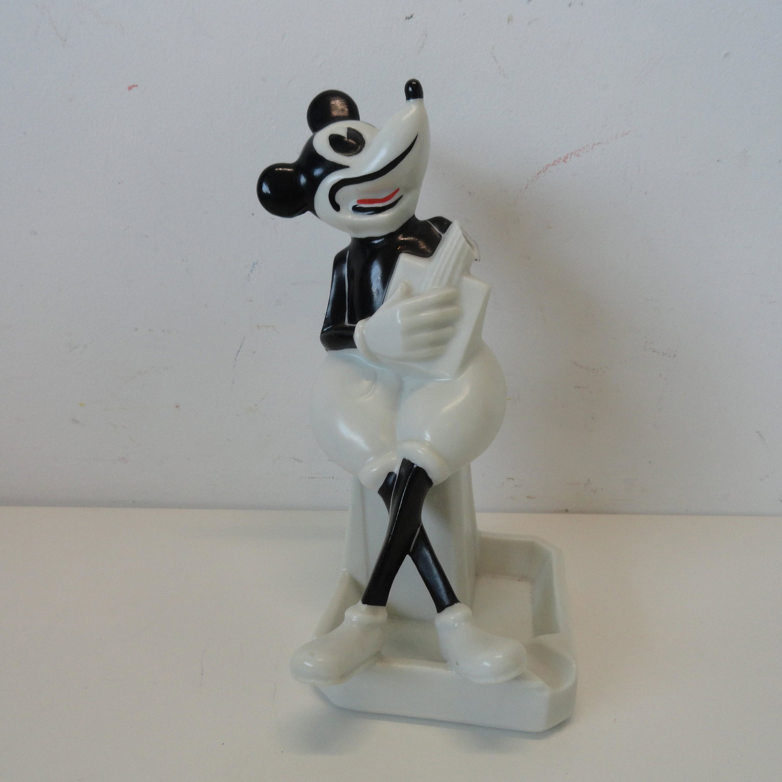 Antique Mickey Mouse ashtray (1 of 10)
