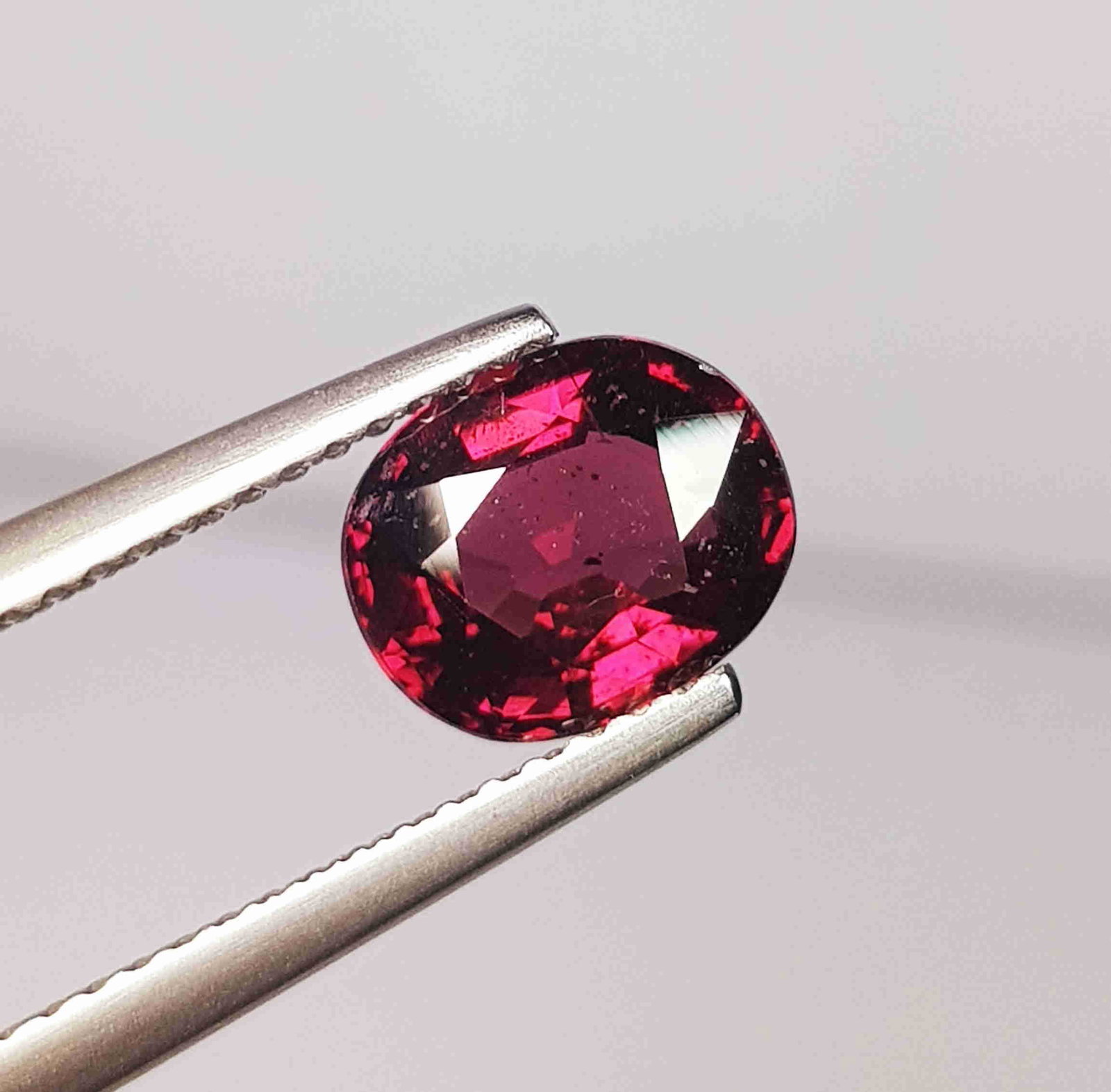 2.08 Ct Natural Rhodolite Garnet Oval Cut: No Reserve! Title: 2.08 Ct Natural Rhodolite Garnet Oval Cut Color/Clarity:VVS Carat Weights: 2.08 Size/Dimensions: 8.20 x 6.70 x 4.20 Additional Information:Oval / Burma Shipping: Domestic: Flat-rat