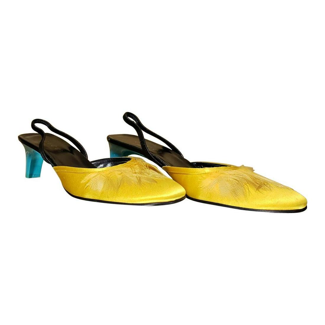 S/S 1999 VINTAGE TOM FORD for GUCCI YELLOW CREPE SATIN: S/S 1999 TOM FORD for GUCCI Crepe Satin Color: Yellow Leather lining Leather sole Feathers Heel measures approximately 2'' Italy Size is 8 B Brand new, in original box, in excellent condition. Designe