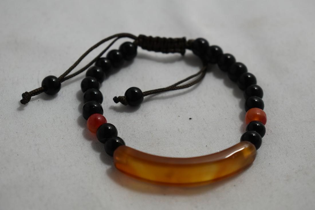 3" Carnelian and Onyx Beaded Bracelet: 3" Carnelian and Onyx Beaded Bracelet Reserve: $10.00 Shipping: Domestic: Flat-rate of $10.00 to anywhere within the contiguous U.S. International: Foreign shipping rates are determined by destination