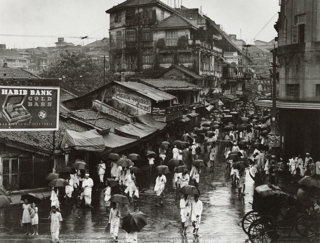 MARGARET BOURKE-WHITE - Sheikh Memon St. Bombay, 1947 (1 of 1)