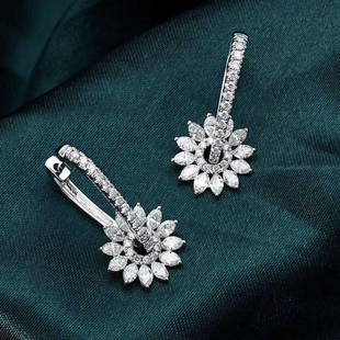 18K White Gold 1.74ctw Diamond Earring: Title: 18K White Gold 1.74ctw Diamond Earring Materials: 18K White Gold Additional Information: Metal Weight:4.27g Gemstones: Diamond Treatment: Natural,Without treatment Carat Weights:1.37ct Diamond