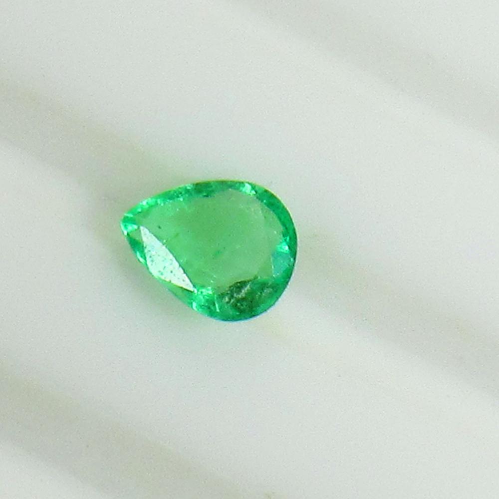 0.38 Ct Natural Colombian Emerald Pear Cut (1 of 2)