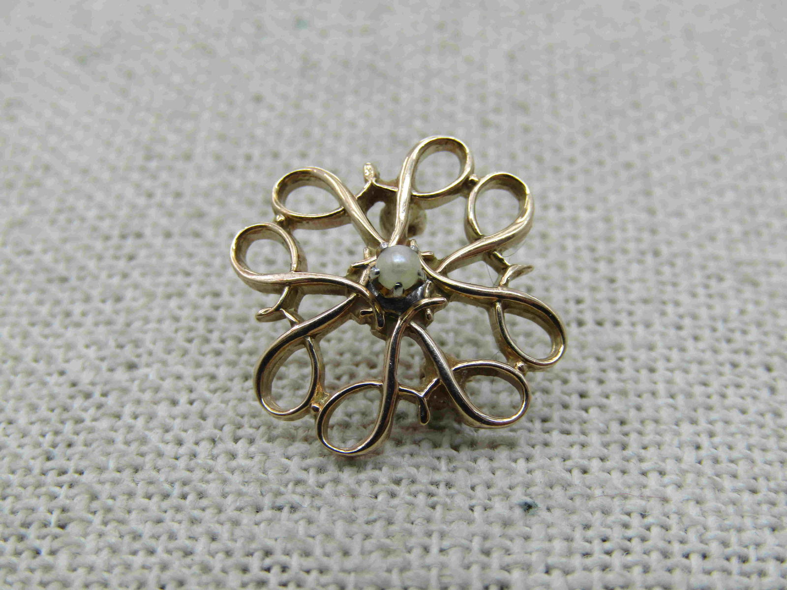 Vintage 10kt Pearl Scrolled Brooch, 3/4, Signed R,: Vintage 10kt Pearl Scrolled Brooch, 3/4, Signed R, 1930's-1940's. Weight is appx. 1.46 gr. Pearl is appx. 2mm seed pearl. Scrolled design, slightly domed. Signed with a lowercase r. Marked 10kt and te