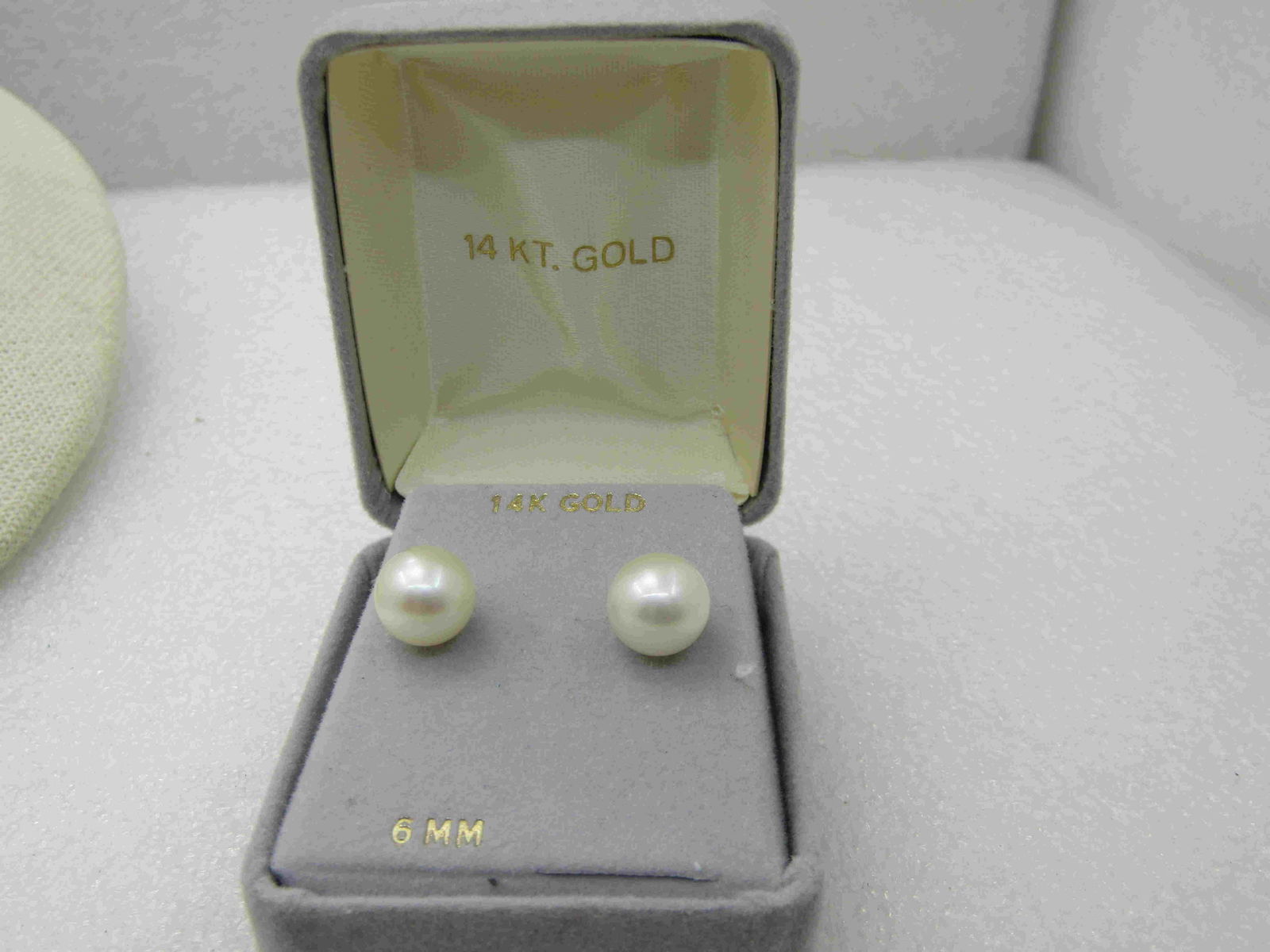 Vintage 14kt 8mm Pearl Stud Earrings, Round. (1 of 8)