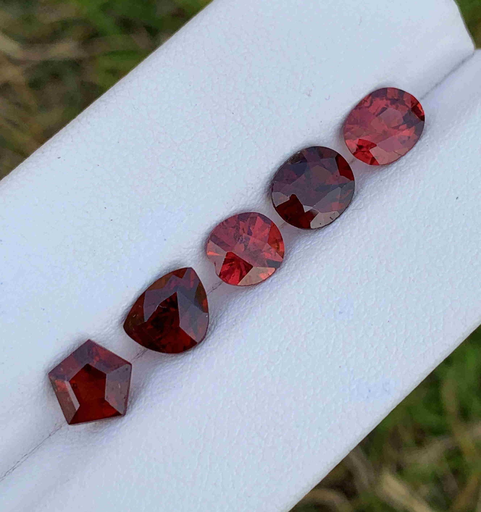 5.40 Carat Stunning Natural Rhodolite Garnet Gemstone: Title: 5.40 Carat Stunning Natural Rhodolite Garnet Gemstone Carat Weights: 5.10 Carat Size/Dimensions: xxx mm Origin: Africa Treatment: Natural Reserve: $20.00 Shipping: Domestic: Flat-rate of $10.0
