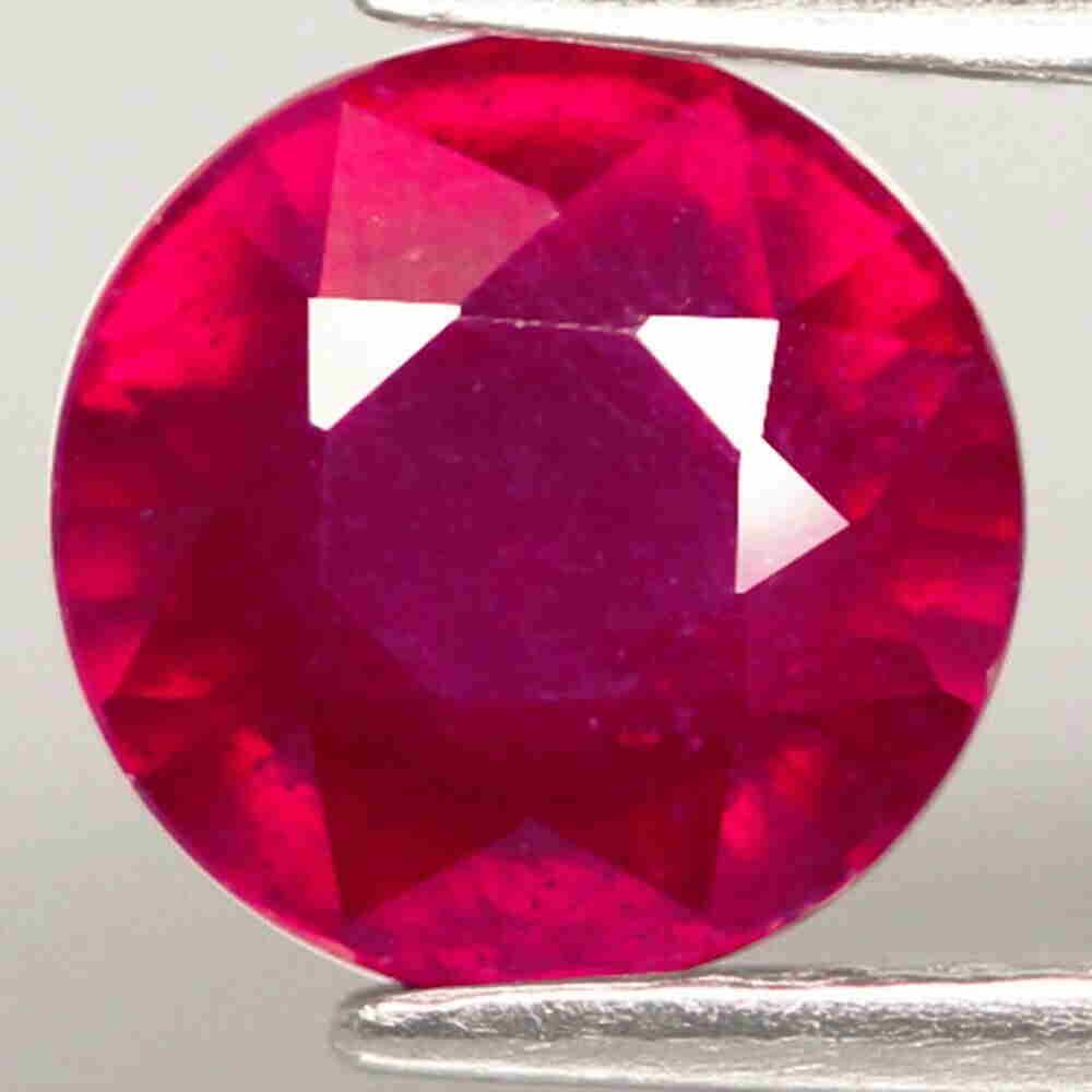 2,24 cts Natural Round Blood Red Ruby (1 of 3)