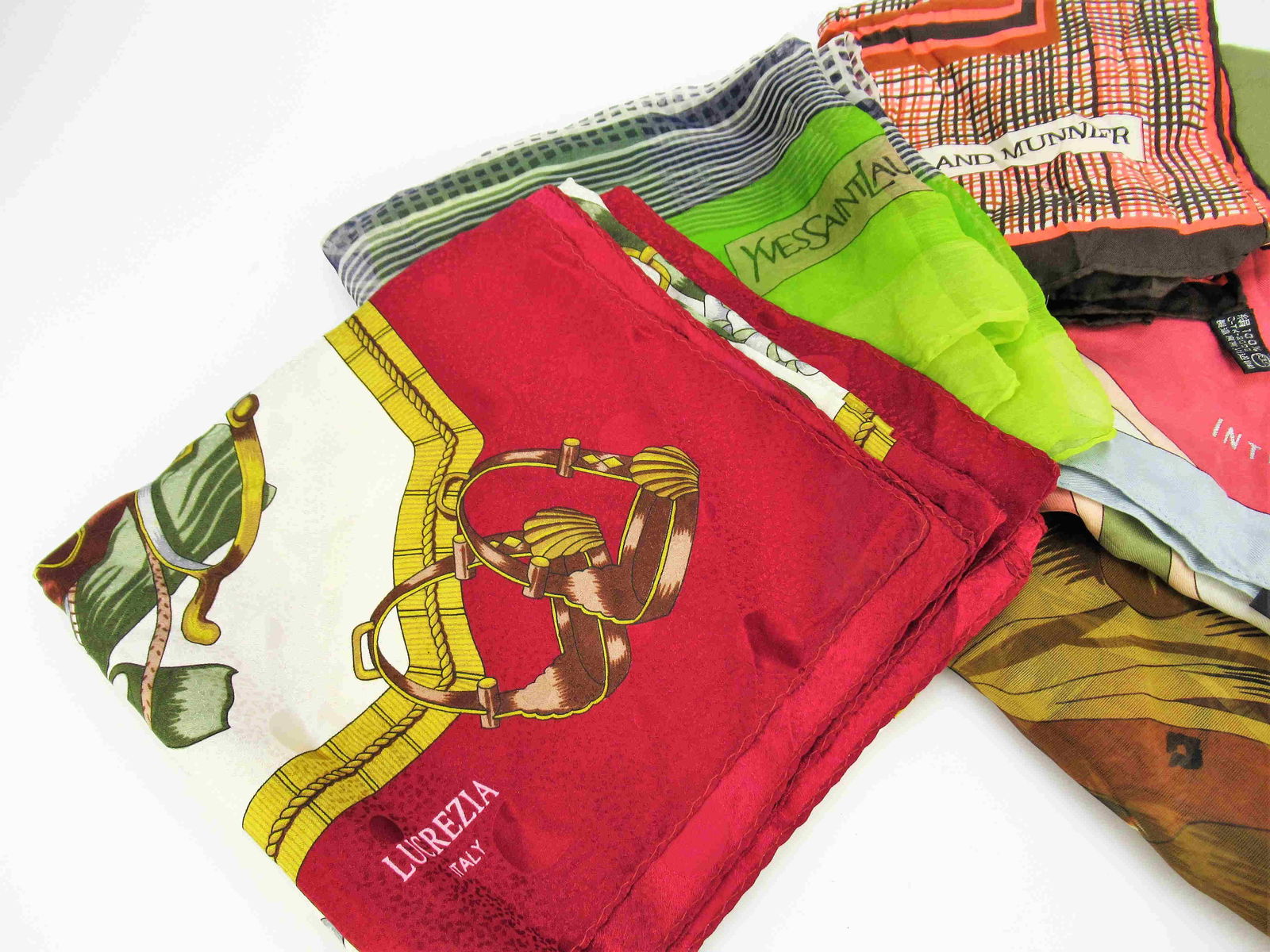 "Yves Saint laurent, Roland Munnier" lot of 5 luxury: Materials: Silk Description: (STOCK 72 FOULARD 2). Exclusive lot consisting of 5 luxury pure silk foulards. These are mainly French and Italian high fashion companies, vintage and modern, including Yv