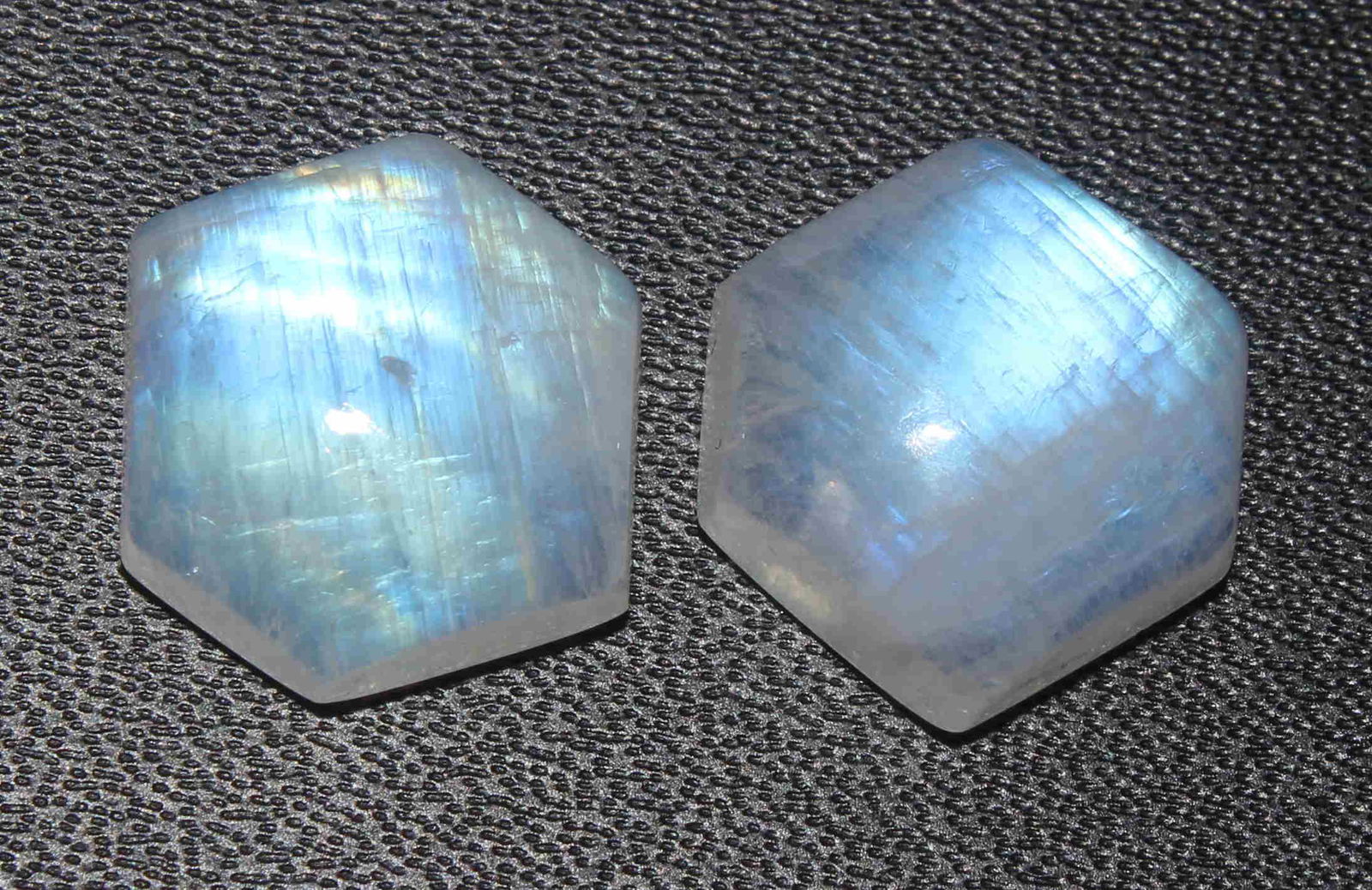 13.40 Cts Natural Rainbow Moonstone Lot (1 of 2)