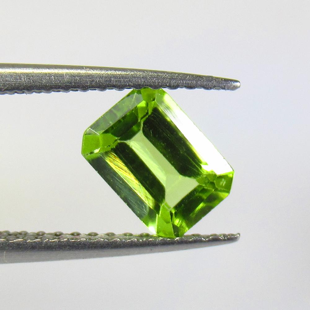 1.00 Ctw Natural Pakistan Peridot Octagon Cut: No Reserve! Title: 1.00 Ctw Natural Pakistan Peridot Octagon Cut Stone Clarity: VVS Gemstone: Peridot Carat Weight: 1.00 Size/Dimensions: 7.00 x 5.10 x 3.20 mm Additional Information: Top Class Full L