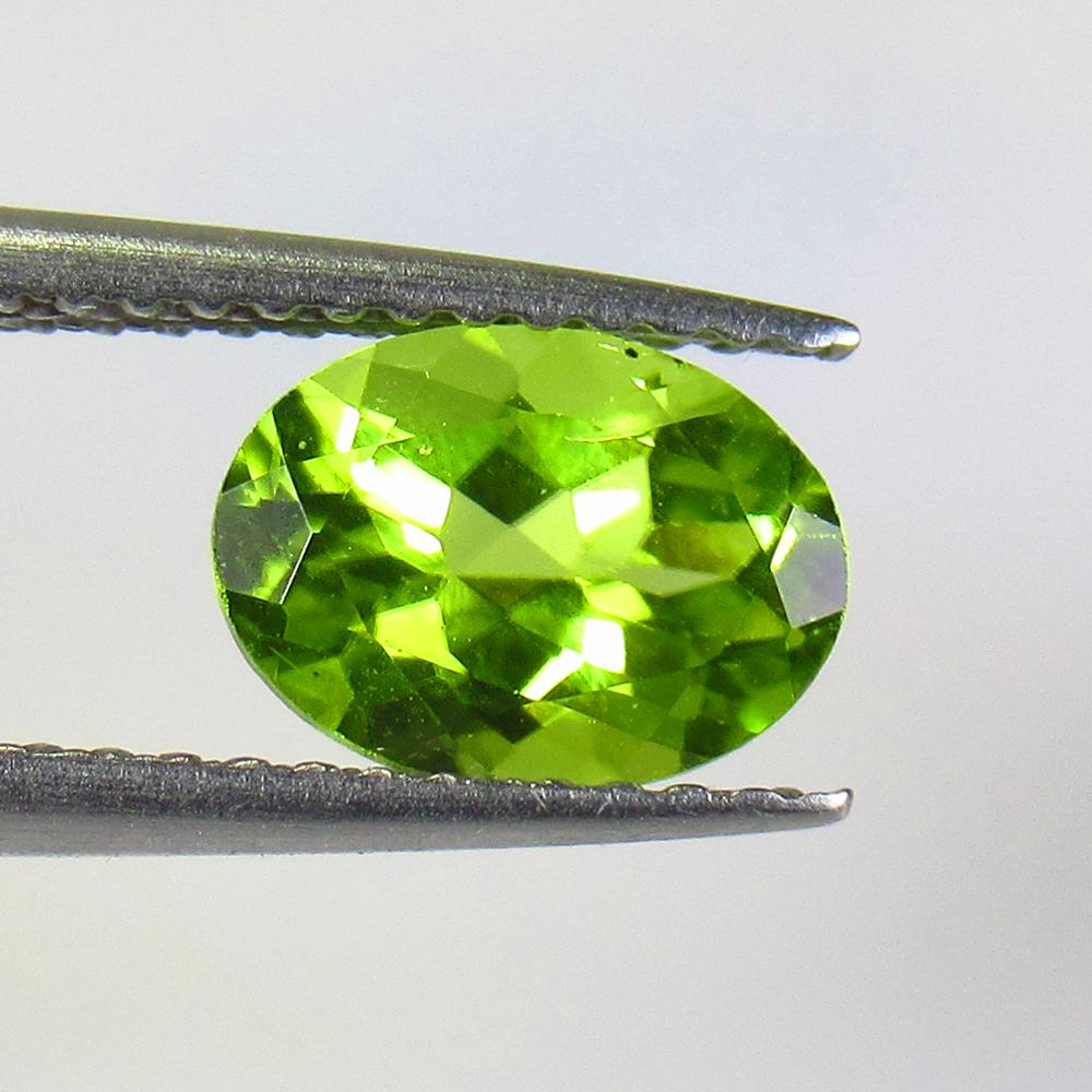 1.35 Ctw Natural Pakistan Peridot Oval Cut: No Reserve! Title: 1.35 Ctw Natural Pakistan Peridot Oval Cut Stone Clarity: VVS Gemstone: Peridot Carat Weight: 1.35 Size/Dimensions: 8.20 x 6.10 x 4.20 mm Additional Information: Top Class Luster / 
