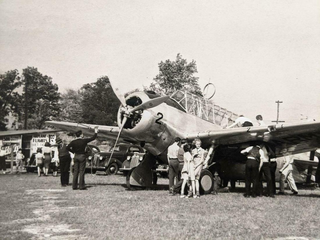 WWII ERA US ARMY AIRPLANE #2 w SPECTATORS, Wilson (1 of 6)