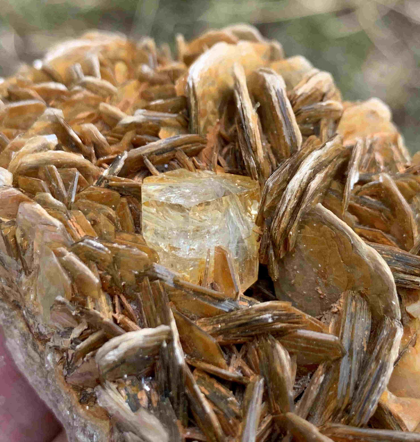 111 Gram Beautiful Natural Aquamarine With Mica: Title: 111 Gram Beautiful Natural Aquamarine With Mica Specimen Weight: 111 Gram Size/Dimensions: 88x44x25 mm Origin: Pakistan Reserve: $10.00 Shipping: Domestic: Flat-rate of $15.00 to anywhere withi
