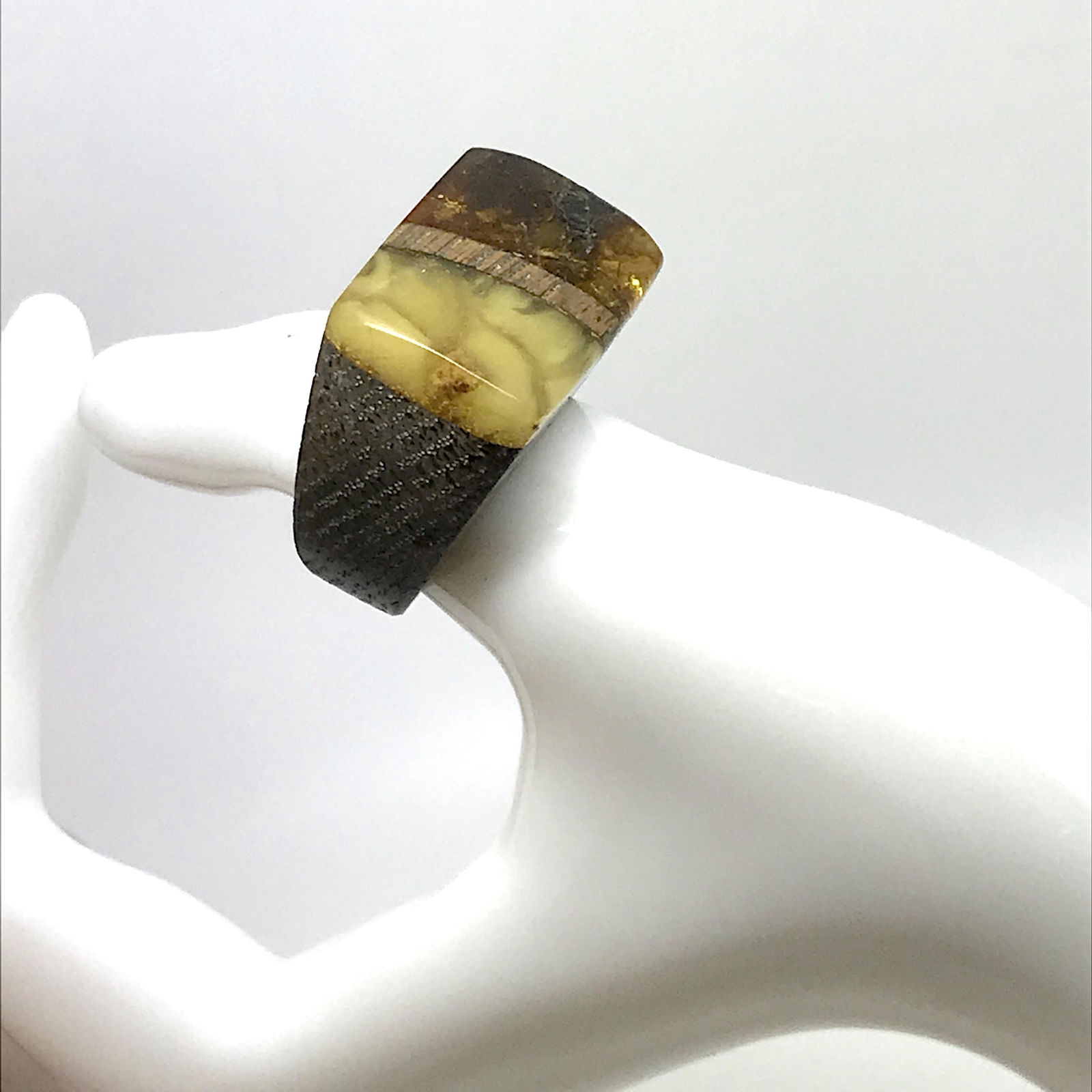 Grand Vintage Amber Ring (1 of 8)